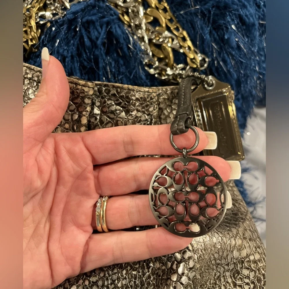 Beautiful metallic coach bag with two coach tags included - Picture 3 of 8